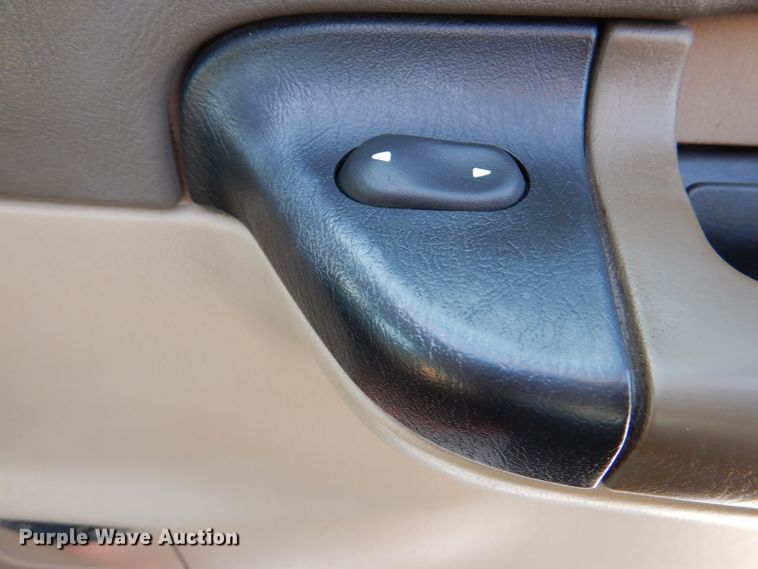 image for item DM3822 2000 Ford F450 Super Duty  flatbed truck