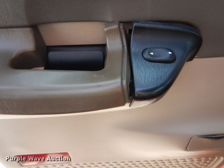 image for item DM3822 2000 Ford F450 Super Duty  flatbed truck