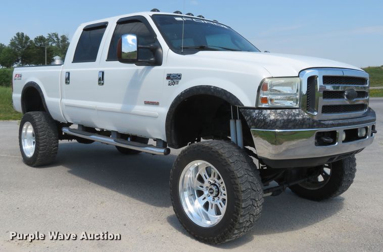 image for item FP9306 2004 Ford F250 Super Duty Lariat  Crew Cab pickup truck