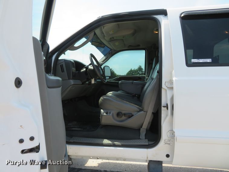 image for item FP9306 2004 Ford F250 Super Duty Lariat  Crew Cab pickup truck