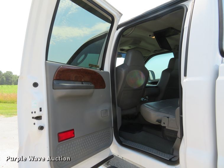 image for item FP9306 2004 Ford F250 Super Duty Lariat  Crew Cab pickup truck