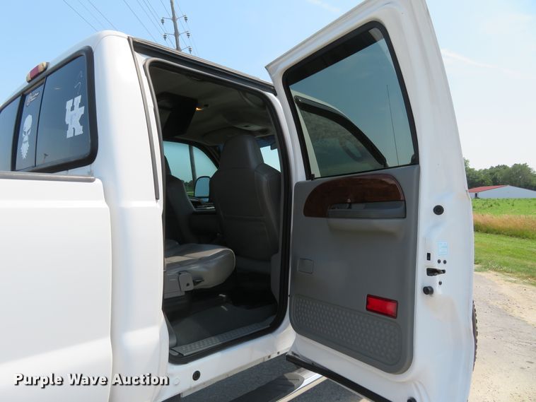 image for item FP9306 2004 Ford F250 Super Duty Lariat  Crew Cab pickup truck