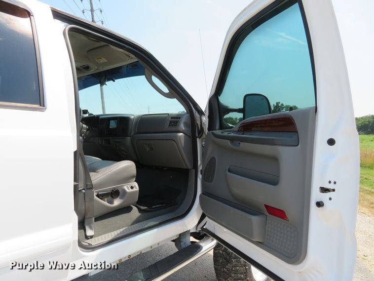 image for item FP9306 2004 Ford F250 Super Duty Lariat  Crew Cab pickup truck