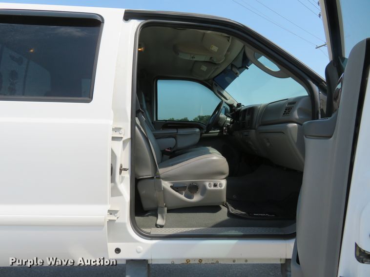 image for item FP9306 2004 Ford F250 Super Duty Lariat  Crew Cab pickup truck