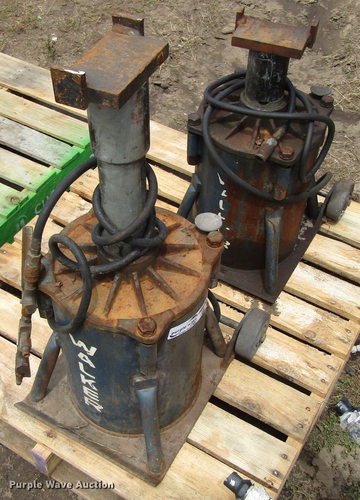 image for item GC9985 (2) Walker air jacks