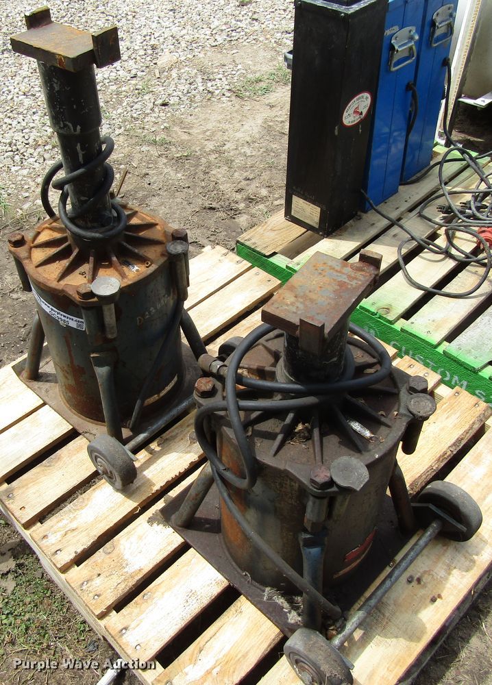 image for item GC9985 (2) Walker air jacks