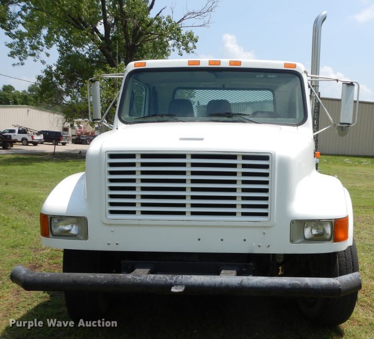 image for item HP9580 1999 International 4700  flatbed truck