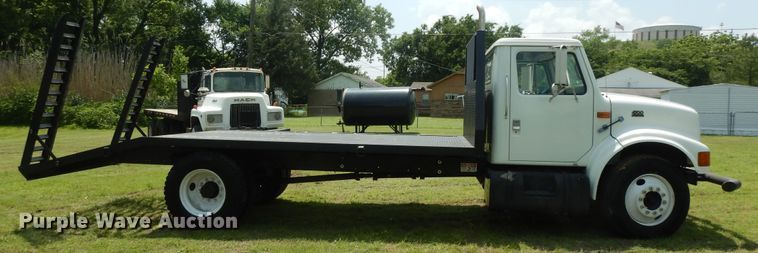 image for item HP9580 1999 International 4700  flatbed truck