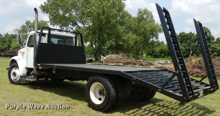 image for item HP9580 1999 International 4700  flatbed truck