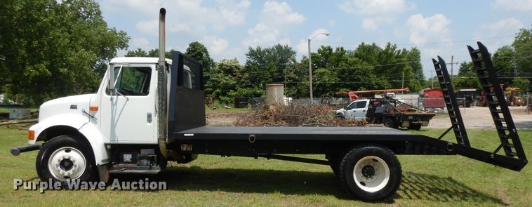 image for item HP9580 1999 International 4700  flatbed truck
