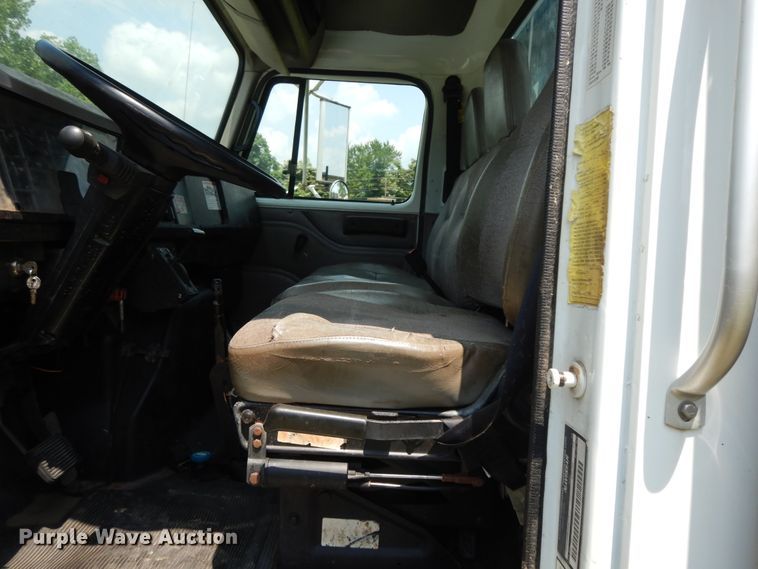 image for item HP9580 1999 International 4700  flatbed truck