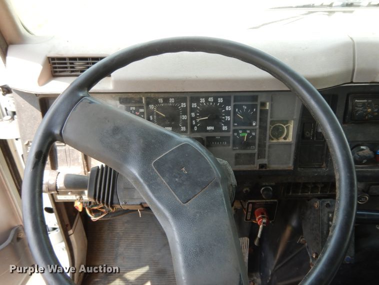 image for item HP9580 1999 International 4700  flatbed truck