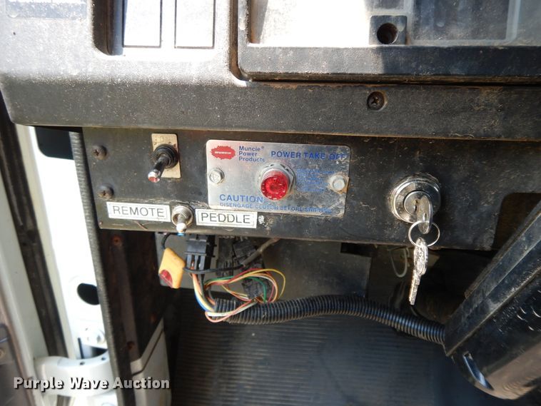 image for item HP9580 1999 International 4700  flatbed truck