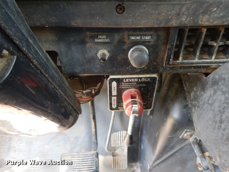 image for item HP9580 1999 International 4700  flatbed truck