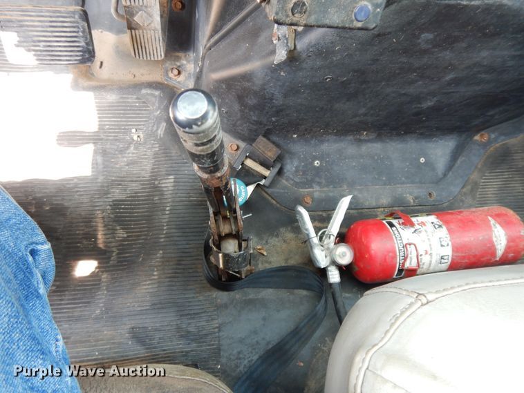 image for item HP9580 1999 International 4700  flatbed truck