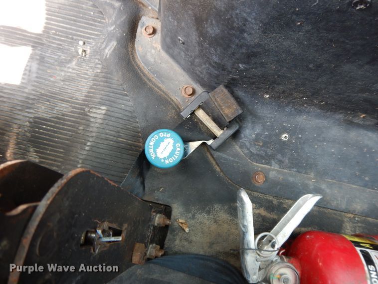 image for item HP9580 1999 International 4700  flatbed truck