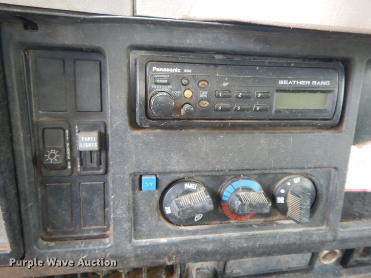 image for item HP9580 1999 International 4700  flatbed truck