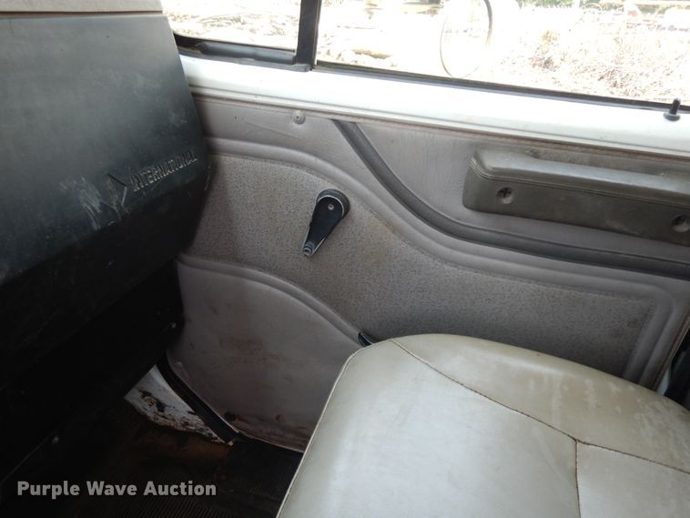 image for item HP9580 1999 International 4700  flatbed truck