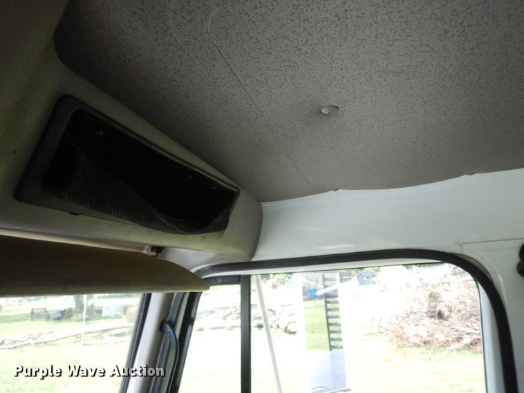 image for item HP9580 1999 International 4700  flatbed truck