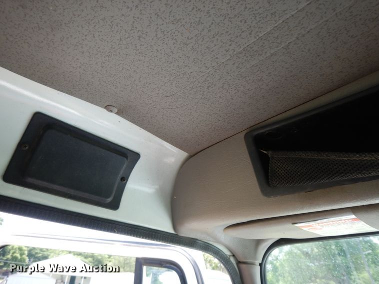 image for item HP9580 1999 International 4700  flatbed truck