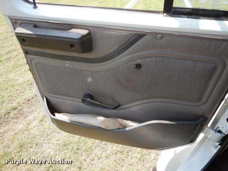 image for item HP9580 1999 International 4700  flatbed truck