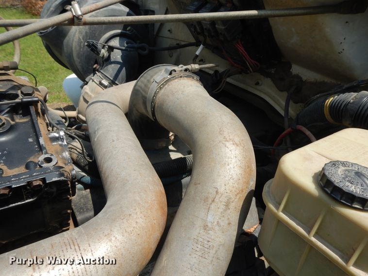 image for item HP9580 1999 International 4700  flatbed truck