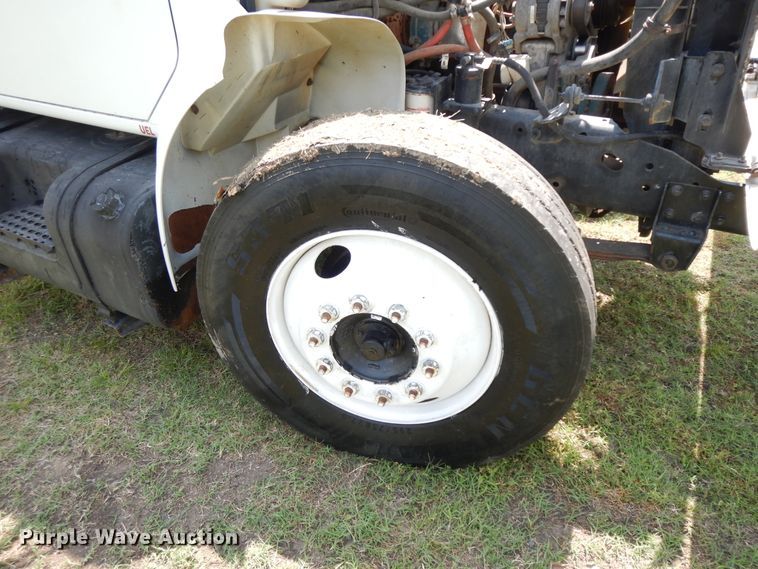 image for item HP9580 1999 International 4700  flatbed truck