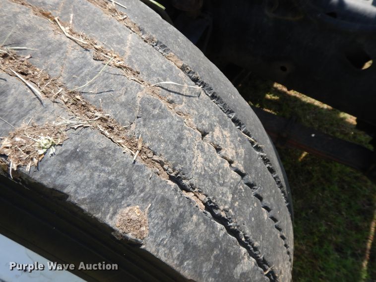 image for item HP9580 1999 International 4700  flatbed truck