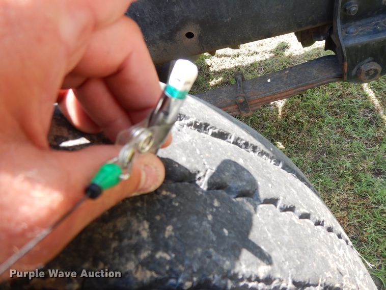 image for item HP9580 1999 International 4700  flatbed truck