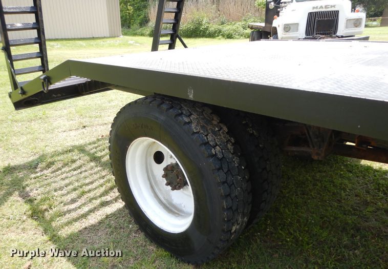 image for item HP9580 1999 International 4700  flatbed truck