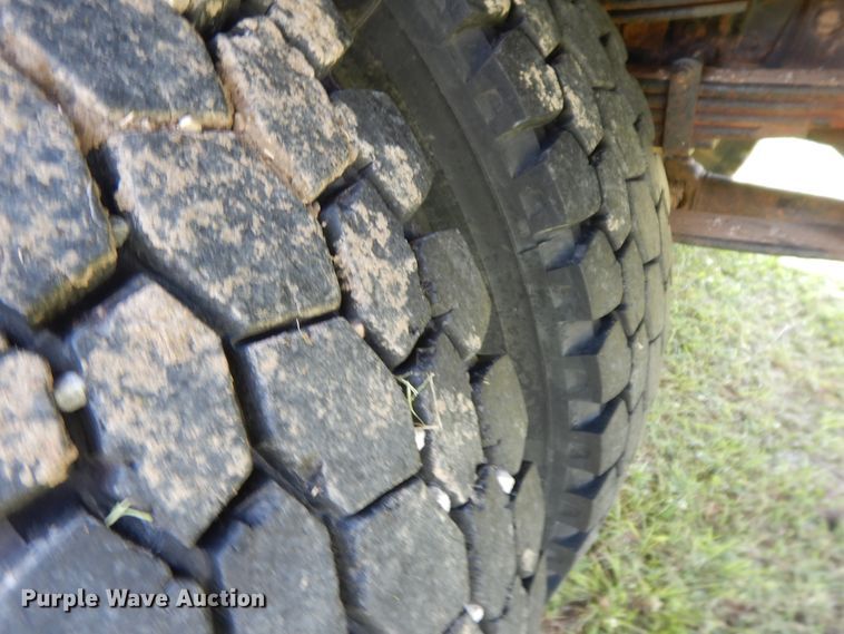 image for item HP9580 1999 International 4700  flatbed truck