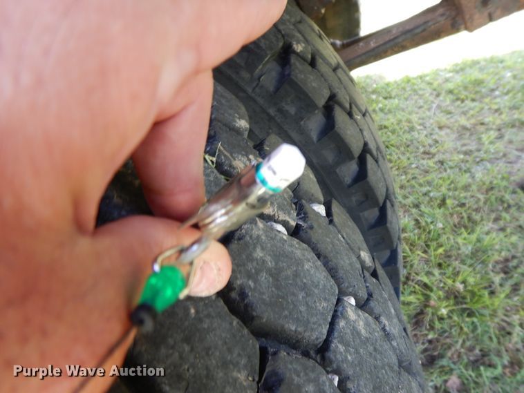 image for item HP9580 1999 International 4700  flatbed truck