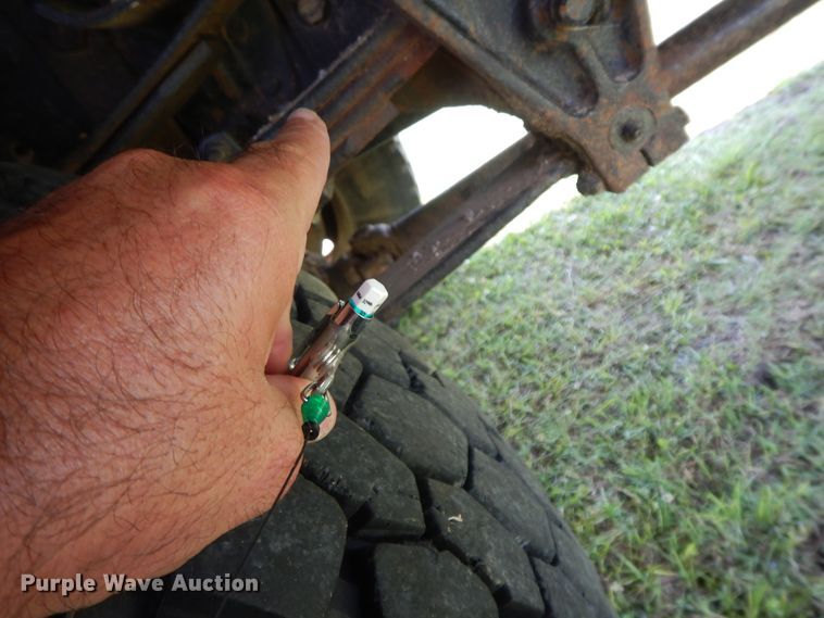 image for item HP9580 1999 International 4700  flatbed truck