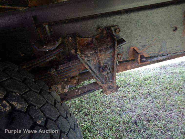 image for item HP9580 1999 International 4700  flatbed truck