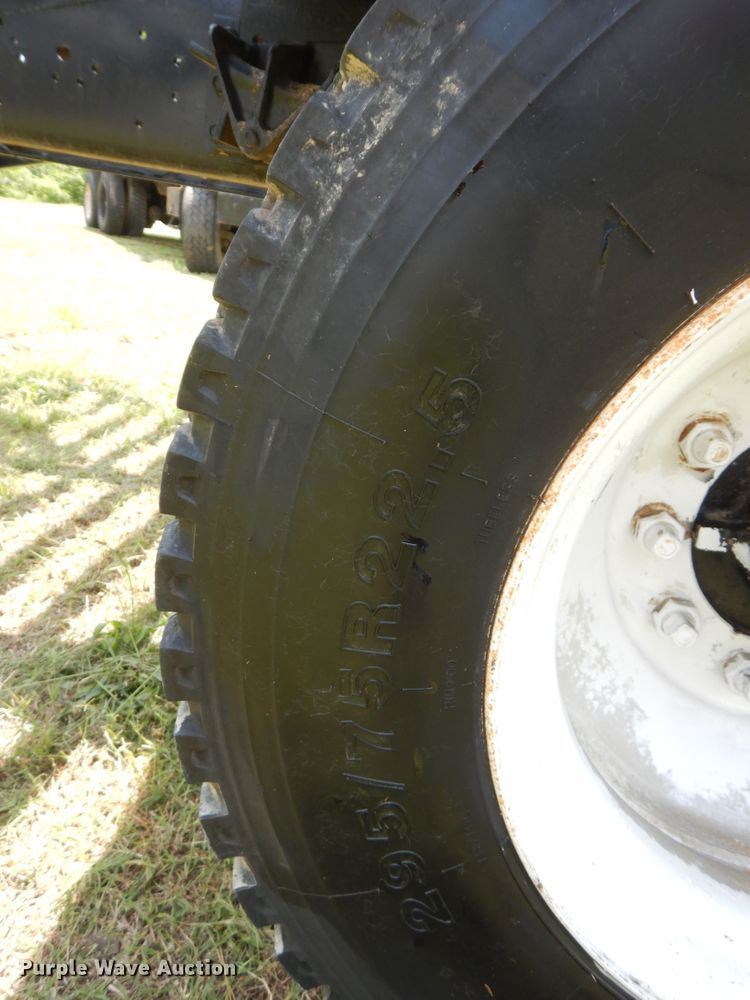 image for item HP9580 1999 International 4700  flatbed truck