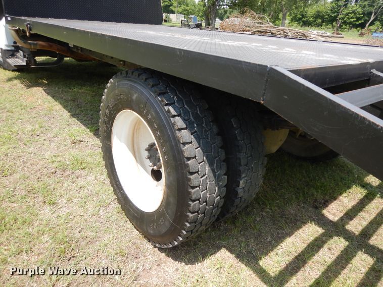 image for item HP9580 1999 International 4700  flatbed truck