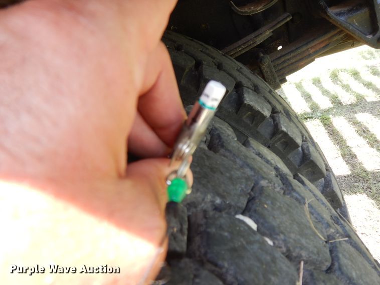 image for item HP9580 1999 International 4700  flatbed truck