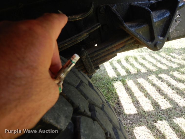 image for item HP9580 1999 International 4700  flatbed truck