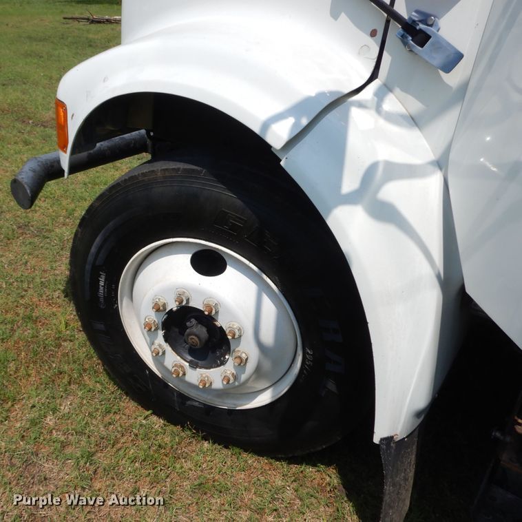 image for item HP9580 1999 International 4700  flatbed truck