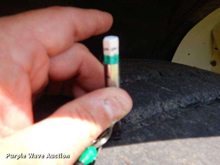 image for item HP9580 1999 International 4700  flatbed truck