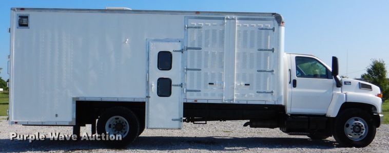 image for item HT9283 2007 GMC C7500  delivery truck