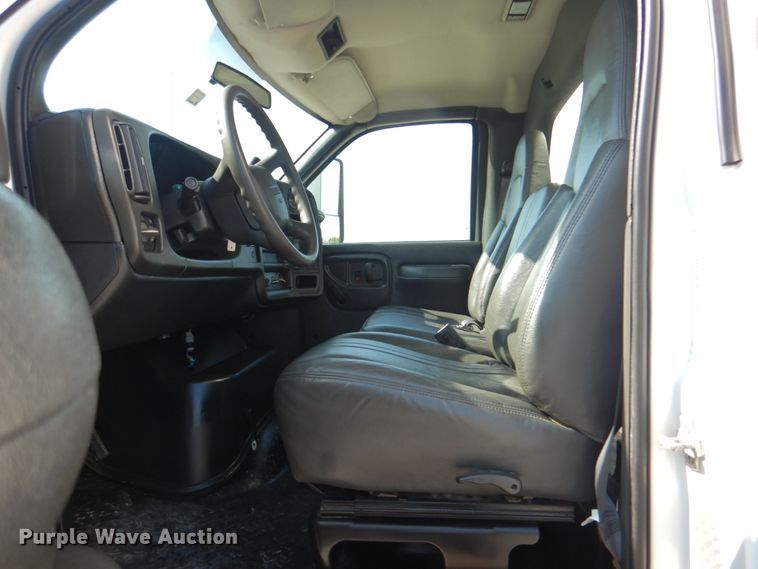 image for item HT9283 2007 GMC C7500  delivery truck