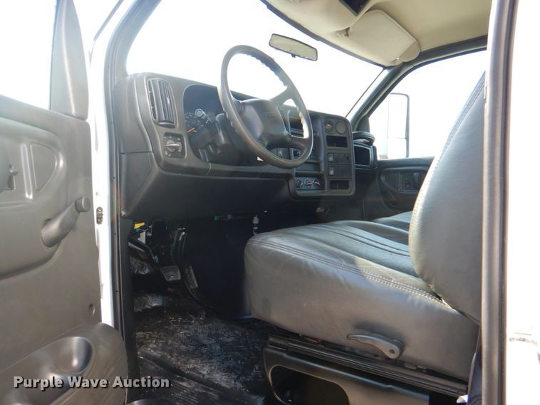 image for item HT9283 2007 GMC C7500  delivery truck
