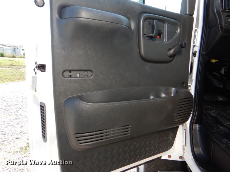 image for item HT9283 2007 GMC C7500  delivery truck