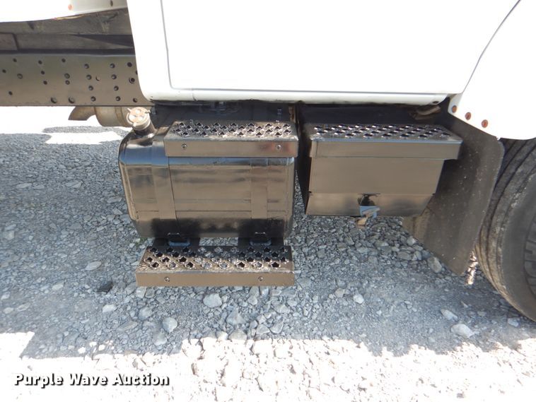 image for item HT9283 2007 GMC C7500  delivery truck