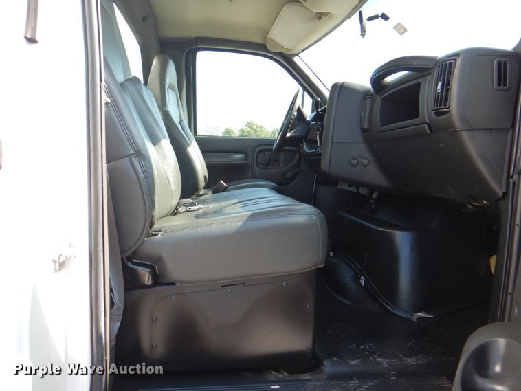 image for item HT9283 2007 GMC C7500  delivery truck