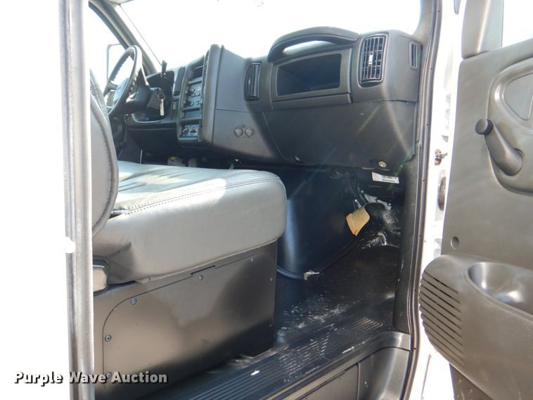 image for item HT9283 2007 GMC C7500  delivery truck