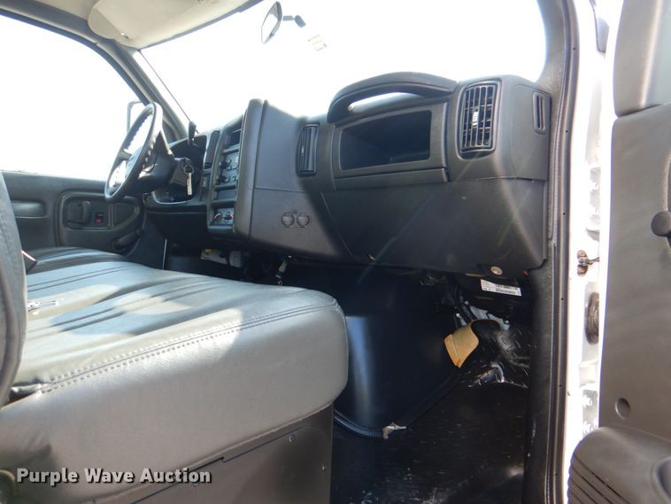 image for item HT9283 2007 GMC C7500  delivery truck