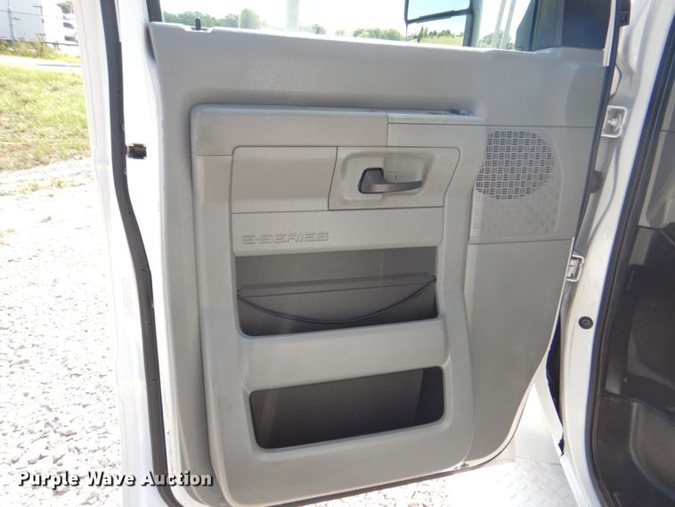 image for item HT9285 2009 Ford E350  shuttle bus