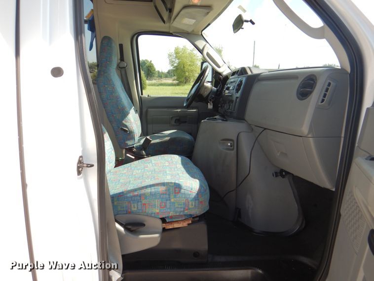 image for item HT9285 2009 Ford E350  shuttle bus